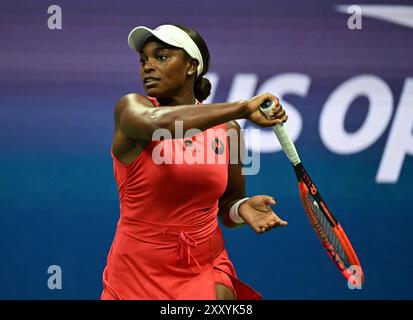 Flushing NY, USA. 26 agosto 2024. Sloane Stephens vs Clara Burel su Arthur Ashe Stadium presso l'USTA Billie Jean King National Tennis Center il 26 agosto 2024 a Flushing Queens. Crediti: Mpi04/Media Punch/Alamy Live News Foto Stock