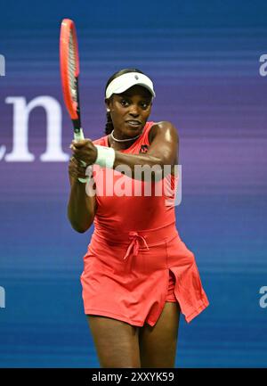 Flushing NY, USA. 26 agosto 2024. Sloane Stephens vs Clara Burel su Arthur Ashe Stadium presso l'USTA Billie Jean King National Tennis Center il 26 agosto 2024 a Flushing Queens. Crediti: Mpi04/Media Punch/Alamy Live News Foto Stock