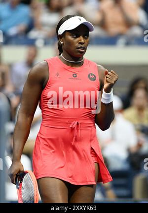 Flushing NY, USA. 26 agosto 2024. Sloane Stephens vs Clara Burel su Arthur Ashe Stadium presso l'USTA Billie Jean King National Tennis Center il 26 agosto 2024 a Flushing Queens. Crediti: Mpi04/Media Punch/Alamy Live News Foto Stock