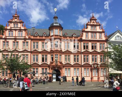 MAINZ, GERMANIA - 15 LUGLIO 2016: Vecchio museo storico di Gutenberg con cielo blu a Mainz, Germania. Mainz è la capitale della contea Renania-Palatinato. Foto Stock