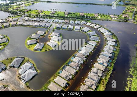 Inondazioni in Florida causate dalla tempesta tropicale dell'uragano Debby. Case sobborgo in comunità residenziale circondate da acque alluvionali a Sarasota. A distanza Foto Stock