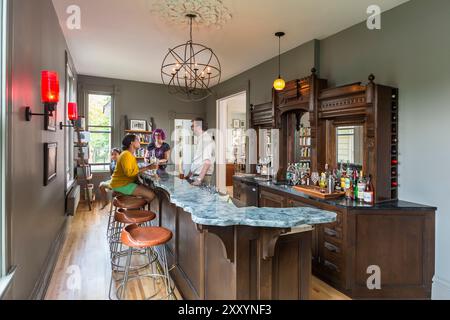 La camera era in una vecchia casa che è stata ristrutturata come un bar con gente che passava fuori Foto Stock