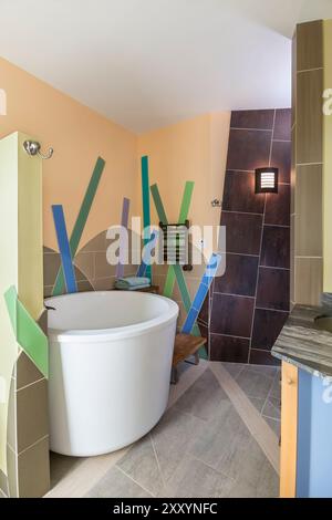 Bagno moderno con grande vasca giapponese e interessanti piastrelle Foto Stock