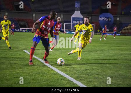 Pasto, Colombia. 23 agosto 2024. Leonardo Jose Flores (L) del Deportivo pasto e Santiago Jimenez (R) del Bucaramanga durante il BetPlay Dimayor League match tra il Deportivo pasto e l'Atletico Bucaramanga, a pasto, Colombia, 23 agosto 2024. Foto di: Sebastian Maya/Long Visual Press credito: Long Visual Press/Alamy Live News Foto Stock