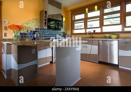 L'angolazione ridotta degli armadi da cucina mostra un design moderno di linee e angoli Foto Stock
