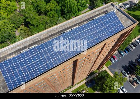 Pannelli fotovoltaici solari installati sulla sommità di edifici residenziali per la produzione di energia elettrica ecologica pulita. Energia elettrica rinnovabile con ze Foto Stock