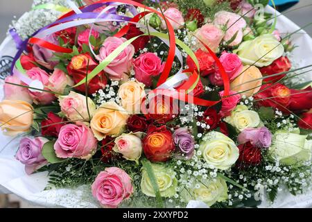 Bunte Blumensträuße Ein Großer Blumenstrauß mit Rosen, der von Floristen von Hand gestaltet wurde und keine Fertigware ist. *** Bouquet colorati Un grande bouquet di rose che è stato progettato a mano da fioristi e non è un prodotto pronto Foto Stock