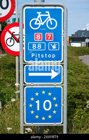 Rodbyhavn, Lolland, Danimarca, 21 luglio 2024 - segno del percorso Euro velo 10, una strada ciclistica internazionale Foto Stock