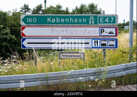 Rodbyhavn, Lolland, Danimarca, 21 luglio 2024 - indicazioni stradali per la E47 per Copenaghen e il traghetto per Puttgarden Foto Stock
