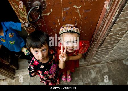 Ragazze uigure nella città vecchia di Kashgar, Xinjiang, Cina. Foto Stock