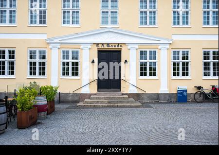 Maribo, Lolland, Danimarca, 21 luglio 2024 - costruzione del municipio e della piazza Foto Stock