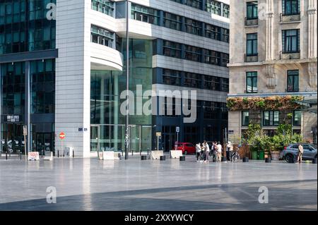 Saint Josse, Bruxelles, Belgio, 25 luglio 2024 - la piazza Rogier e l'edificio per uffici Covent Garden Foto Stock