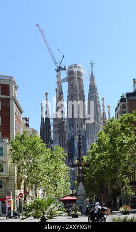 Vista della Basilica della Sagrada Familia da Av. De Gaudí a Barcellona, Spagna. Foto Stock