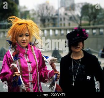 Giovani donne giapponesi che indossano costumi cosplay ad Harajuku, Tokyo, Giappone. Foto Stock