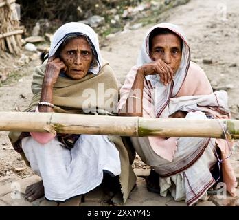 Ritratto di donne bengalesi scattate sulla strada per Gangasagar, Bengala Occidentale, India. Foto Stock