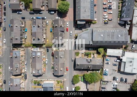 Foto aerea diretta del villaggio di Morley a Leeds, West Yorkshire nel Regno Unito, che mostra una vista aerea drone di file di case e strade in Th Foto Stock