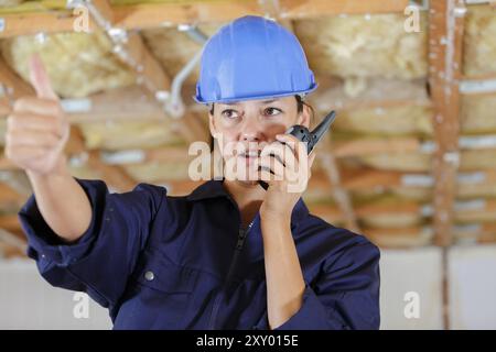 allegra costruttore donna che mostra il pollice in su Foto Stock