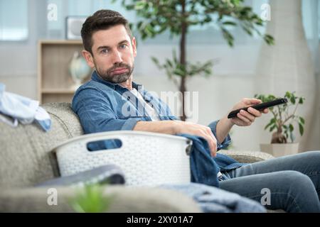 l'uomo deve avere a che fare con i vestiti sporchi Foto Stock