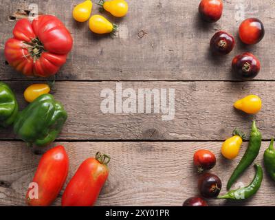 Verdure sane su un tavolo rustico in legno, vista dall'alto, spazio per testo o prodotto Foto Stock