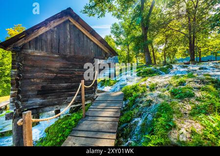 Vecchi mulini in legno Mlincici vicino a Jajce sul lago Plivsko, Bosnia ed Erzegovina Foto Stock