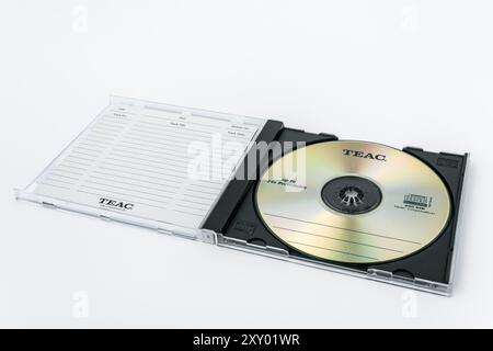 Zaporizhzhia, Ucraina - 21 luglio 2024: Scatola aperta con CD registrabile TEAC Silvergold da 650 MB fino a 24x isolato su sfondo bianco Foto Stock