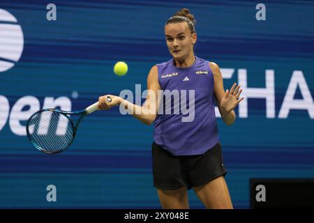 New York, Stati Uniti. 27 agosto 2024. Clara Burel di Francia durante il primo giorno degli US Open 2024, torneo di tennis del grande Slam il 26 agosto 2024 presso l'USTA Billie Jean King National Tennis Center di Flushing Meadows, Queens, New York City, Stati Uniti - foto Jean Catuffe/DPPI credito: DPPI Media/Alamy Live News Foto Stock