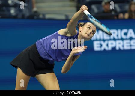 New York, Stati Uniti. 27 agosto 2024. Clara Burel di Francia durante il primo giorno degli US Open 2024, torneo di tennis del grande Slam il 26 agosto 2024 presso l'USTA Billie Jean King National Tennis Center di Flushing Meadows, Queens, New York City, Stati Uniti - foto Jean Catuffe/DPPI credito: DPPI Media/Alamy Live News Foto Stock