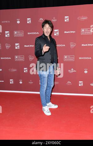 Matze Knop bei der Ankunft zu der Preisverleihung des SPORT BILD-Award AM 26.08.2024 in der Fischauktionshalle ad Amburgo *** Matze Knop arriva alla cerimonia di premiazione SPORT BILD il 26 08 2024 presso la Fischauktionshalle ad Amburgo Foto Stock