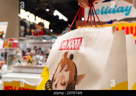 Hong Kong - 11 agosto 2024: Pop Mart è un negozio di giocattoli d'arte che vende giocattoli di design in formato "scatola cieca". Foto Stock