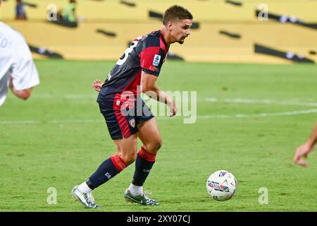 Cagliari, Italia. 26 agosto 2024. Il centrocampista del Cagliari Răzvan Gabriel Marin in azione durante la partita di calcio di serie A tra Cagliari calcio e Como all'Unipol Domus di Cagliari, Sardegna - lunedì 26 agosto 2024. Sport - calcio (foto di Gianluca Zuddas/Lapresse) credito: LaPresse/Alamy Live News Foto Stock