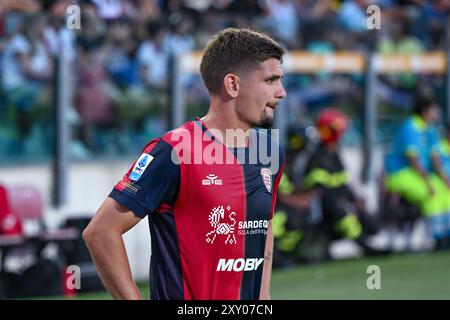 Cagliari, Italia. 26 agosto 2024. Il centrocampista del Cagliari Răzvan Gabriel Marin in azione durante la partita di calcio di serie A tra Cagliari calcio e Como all'Unipol Domus di Cagliari, Sardegna - lunedì 26 agosto 2024. Sport - calcio (foto di Gianluca Zuddas/Lapresse) credito: LaPresse/Alamy Live News Foto Stock