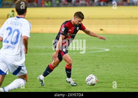 Cagliari, Italia. 26 agosto 2024. Il centrocampista del Cagliari Răzvan Gabriel Marin in azione durante la partita di calcio di serie A tra Cagliari calcio e Como all'Unipol Domus di Cagliari, Sardegna - lunedì 26 agosto 2024. Sport - calcio (foto di Gianluca Zuddas/Lapresse) credito: LaPresse/Alamy Live News Foto Stock