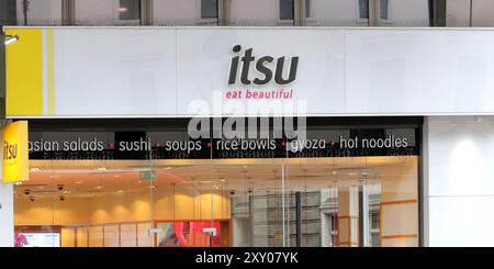 Itsu, catena britannica di fast food e ristoranti ispirati all'Asia orientale e società di alimentari a Strand, Londra, Regno Unito Foto Stock