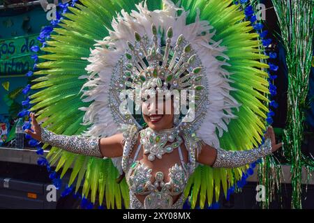 Londra, Regno Unito. 26 agosto 2024. Un ballerino che indossa un costume elaborato si esibisce durante la sfilata il secondo giorno del Carnevale di Notting Hill di quest'anno. L'evento annuale nella famosa zona di Notting Hill a Londra attira circa un milione di persone ed è principalmente una celebrazione della cultura caraibica. Crediti: Vuk Valcic/Alamy Live News Foto Stock