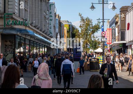 Fenwick Department Store e amanti dello shopping in Northumberland Street, Newcastle upon Tyne, Regno Unito Foto Stock