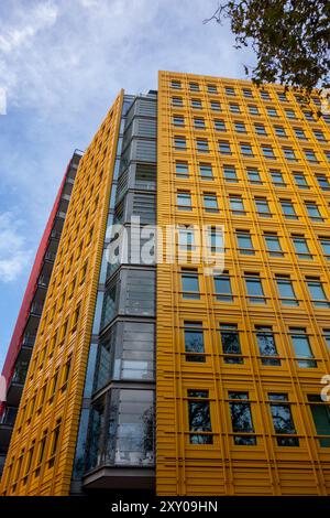 Facciate colorate di Central Saint Giles di Renzo piano, Londra, Regno Unito Foto Stock