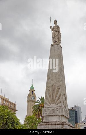 Buenos Aires, Argentina. 17 dicembre 2023. Monumento della piramide di maggio situato in Plaza de Mayo a Buenos Aires, Argentina. Foto Stock