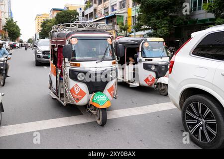 Auto risciò (tuk-tuk) - traffico intenso nel centro di Phnom Penh (area del mercato centrale), Cambogia Foto Stock