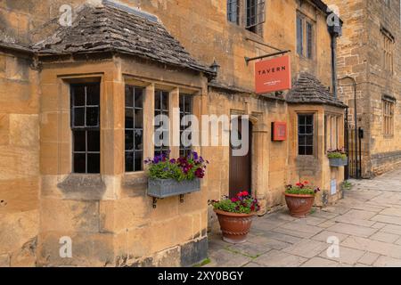 Inghilterra, Worcestershire, Broadway, facciata del Lygon Arms Hotel del XVII secolo. Foto Stock