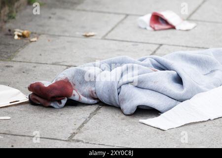 Londra, Regno Unito. 27 agosto 2024. Un saltatore inzuppato di sangue su una scena del crimine in atto vicino a Ladbroke Grove, nella zona ovest di Londra, la mattina dopo il Carnevale di Notting Hill. L'evento di due giorni è il secondo festival di strada più grande al mondo dopo il Carnevale di Rio in Brasile, che attira oltre 1 milione di persone per le strade di Londra Ovest. Credito fotografico: Ben Cawthra/Sipa USA credito: SIPA USA/Alamy Live News Foto Stock