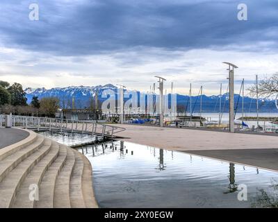 Place de Navigation / Place de la Navigation marina sul lago di Ginevra, Losanna, Svizzera. Scolpito in modo curvaceo per abbinare le forme di montagna lontane. Foto Stock