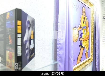 Aventura, Stati Uniti. 24 agosto 2024. AVENTURA, FLORIDA - 24 AGOSTO: Atmosfera The Unveiled of signed art piece of Kobe Bryant Original Canvas painting intitolato 'MAMBA ON' in "Mamba Day" esattamente alle 20:24, l'arte è stata dipinta dal vivo dal ritrattista Alberto Villa alla presenza di Kobe e cartello 'Kobe 24 Mamba' alla Gallery Art il 24 agosto 2024 ad Aventura, Florida. (Foto di JL/Sipa USA) credito: SIPA USA/Alamy Live News Foto Stock