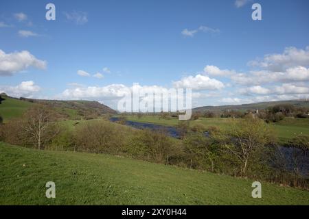 Il fiume Lune presso il Crook di Lune con una vista lontana di Penyghent nelle Yorkshire Dales vicino a Caton Lancaster Lancashire Inghilterra Foto Stock