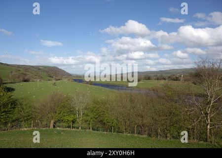 Il fiume Lune presso il Crook di Lune con una vista lontana di Penyghent nelle Yorkshire Dales vicino a Caton Lancaster Lancashire Inghilterra Foto Stock