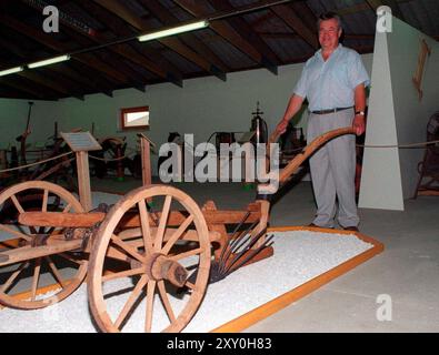 LA DATA DI REGISTRAZIONE NON INDICA una macchina agricola vecchia e obsoleta che si trova su un'azienda vecchia e obsoleta macchina agricola Foto Stock