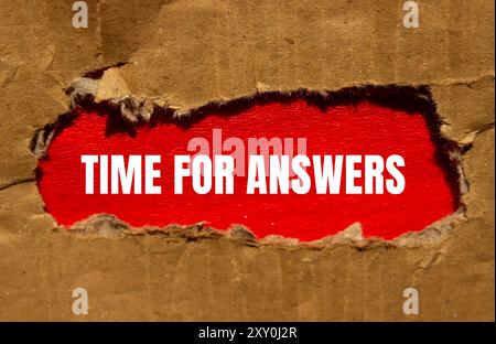 Messaggio Time for Answers scritto su carta strappata di cartone con sfondo rosso. Simbolo tempo concettuale per le risposte. Copia spazio. Foto Stock