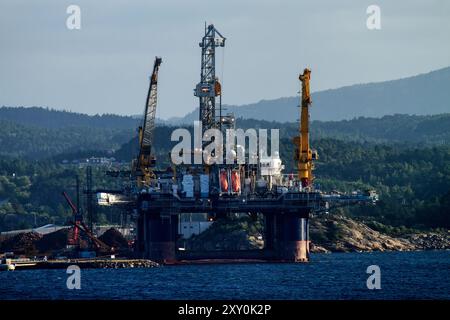 Vista di una piattaforma petrolifera in un fiordo in Norvegia. Foto Stock