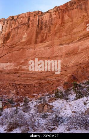 Vista mozzafiato di un paesaggio innevato nel parco nazionale Capitol Reef di Grand Wash, Utah. Maestose scogliere di arenaria rossa sotto un cielo azzurro. Foto Stock