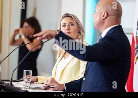 Wien, Oesterreich. 27 agosto 2024. WIEN, OESTERREICH - AGOSTO 27: Bundesministerin für Frauen, Familie, Integration und Medien im Bundeskanzleramt Susanne Raab (OeVP) und Generaldirektor Tobias Thomas (Statistik Austria) bei der Pressekonferenz - zur Praesentation des aktuellen Kinderbetreuungsmonitors mit Familienministerin in in der Bundeskanzleramt am 27. Agosto 2024 a Vienna, Oesterreich.240827 SEPA 10 018 - 20240827 PD1692 credito: APA-PictureDesk/Alamy Live News Foto Stock