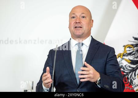 Wien, Oesterreich. 27 agosto 2024. WIEN, OESTERREICH - AGOSTO 27: Generaldirektor Tobias Thomas (Statistik Austria) bei der Pressekonferenz - zur Praesentation des aktuellen Kinderbetreuungsmonitors mit Familienministerin in der Bundeskanzleramt am 27. Agosto 2024 a Vienna, Oesterreich.240827 SEPA 10 008 - 20240827 PD1710 credito: APA-PictureDesk/Alamy Live News Foto Stock